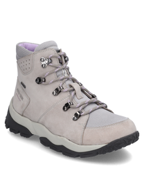 Botín beige con cordones de ante y textil. Cuenta con una suela negra robusta y costuras decorativas discretas ideal para actividades al aire libre.