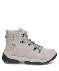 Botín beige con cordones de ante y textil. Cuenta con una suela negra robusta y costuras decorativas discretas ideal para actividades al aire libre.