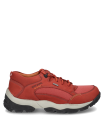 Chaussure demi-rouge à lacets en cuir et textile. La chaussure a une semelle noire robuste et des détails de logo sur les côtés.
