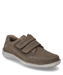 Der Halbschuh aus braunem Leder hat einen praktischen Klettverschluss. Die helle Sohle und die kontrastierenden Nähte verleihen dem Schuh ein modernes Aussehen.