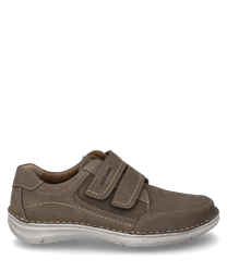 Der Halbschuh aus braunem Leder hat einen praktischen Klettverschluss. Die helle Sohle und die kontrastierenden Nähte verleihen dem Schuh ein modernes Aussehen.