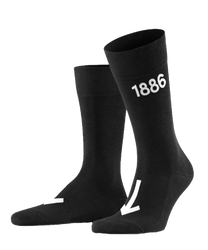 Schwarze Socken aus Baumwollmischung mit dezentem Pfeilmuster. Knöchellang und elastisch für bequemen Sitz. Schlichtes Design ohne sichtbare Nähte. Geeignet für Alltag und Beruf.