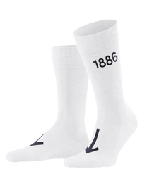 Weiße Socken aus Baumwolle mit elastischem Bund und verstärkter Ferse. Schlichtes Design mit dezentem Pfeilmuster. Knöchelhoch und atmungsaktiv für optimalen Tragekomfort.