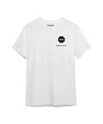 Weißes T-Shirt aus Baumwolle mit rundem Halsausschnitt und kurzen Ärmeln Auf der Vorderseite befindet sich ein schwarzer Schriftzug "Tradition at Heart" in einfacher Schriftart
