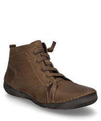 Botki wykonane są z brązowej skóry o strukturalnej powierzchni. Posiadają sznurowanie oraz kontrastujące szwy które nadają butom wyjątkowy akcent.