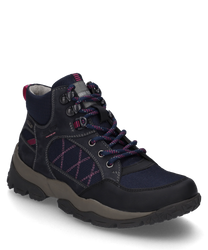 La bota está hecha de un material robusto de color azul oscuro con acentos en rosa y cuenta con un sistema de cordones. Destacan las costuras decorativas laterales y la suela perfilada para un mejor agarre.