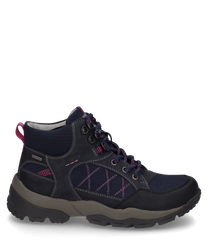 La bota está hecha de un material robusto de color azul oscuro con acentos en rosa y cuenta con un sistema de cordones. Destacan las costuras decorativas laterales y la suela perfilada para un mejor agarre.