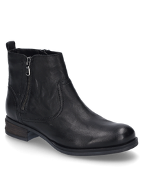 La bota negra está hecha de cuero liso y tiene una cremallera lateral. El tacón plano y la costura discreta le dan un aspecto clásico.