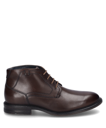 Stivaletti color cognac in pelle lucida con chiusura a lacci. La scarpa ha cuciture decorative discrete e una robusta suola nera.