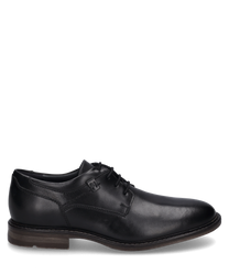 El zapato negro de cuero cuenta con un clásico sistema de cordones y una suela plana y robusta. El zapato tiene un diseño elegante con costuras discretas y es ideal para ocasiones formales.