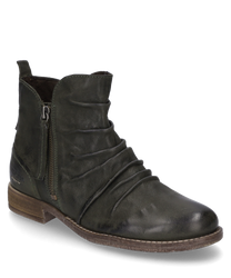 La bota mostrada está hecha de cuero verde con una cremallera lateral para un fácil calzado. El diseño se caracteriza por un delicado fruncido y una suela plana y robusta que combina comodidad y estilo.