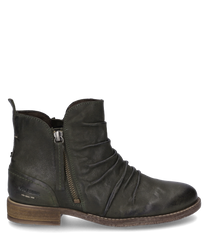 La bota mostrada está hecha de cuero verde con una cremallera lateral para un fácil calzado. El diseño se caracteriza por un delicado fruncido y una suela plana y robusta que combina comodidad y estilo.