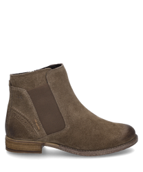 La bota de ante color topo cuenta con un cierre lateral de cremallera para facilitar su puesta. El zapato tiene una superficie lisa y costuras discretas que le dan un aspecto clásico.