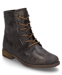La bota con cordones destaca por su diseño único y estampado en gris oscuro. Está hecha de un material sintético de alta calidad y cuenta con una suela robusta y clara que combina estabilidad y estilo.