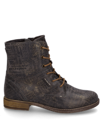 La bota con cordones destaca por su diseño único y estampado en gris oscuro. Está hecha de un material sintético de alta calidad y cuenta con una suela robusta y clara que combina estabilidad y estilo.