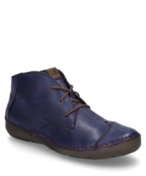 La bota está hecha de cuero liso de color azul oscuro y tiene un cordón marrón claro. Se caracteriza por una suela robusta de color gris oscuro y costuras rojas en contraste.