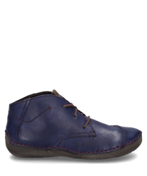 La bota está hecha de cuero liso de color azul oscuro y tiene un cordón marrón claro. Se caracteriza por una suela robusta de color gris oscuro y costuras rojas en contraste.