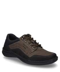 Una scarpa sportiva in pelle marrone con inserti in tessuto nero e robusto lacci. La scarpa si distingue per la sua discreta cucitura decorativa e suola in gomma durevole.