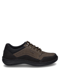 Una scarpa sportiva in pelle marrone con inserti in tessuto nero e robusto lacci. La scarpa si distingue per la sua discreta cucitura decorativa e suola in gomma durevole.