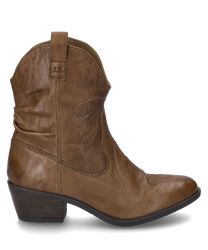 The boot in cognac color is made of smooth leather and features fine decorative stitching. It has a side zipper for easy on and off.
