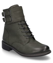 La bota está hecha de cuero verde oliva y cuenta con un sistema de cordones y dos hebillas ajustables. El robusto tacón y las costuras marcadas le dan un aspecto moderno y funcional.