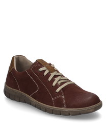 La chaussure basse est en cuir marron avec des coutures beiges et un laçage. La chaussure a une semelle intérieure rembourrée et une semelle robuste idéale pour le quotidien.