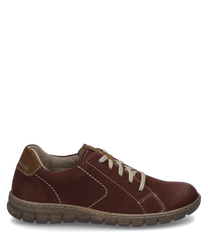 La chaussure basse est en cuir marron avec des coutures beiges et un laçage. La chaussure a une semelle intérieure rembourrée et une semelle robuste idéale pour le quotidien.