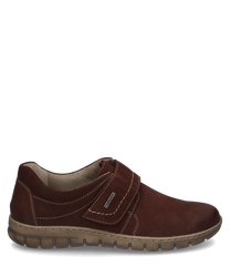 La chaussure basse en marron foncé est en cuir et dispose d'une fermeture velcro. La semelle claire avec profil et les coutures décoratives donnent à la chaussure un look sport-chic.