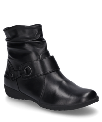 Botín negro de cuero liso con hebilla decorativa y cremallera lateral. El zapato tiene un diseño de caña ligeramente fruncido y una suela plana ideal para el uso diario.
