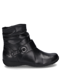 Botín negro de cuero liso con hebilla decorativa y cremallera lateral. El zapato tiene un diseño de caña ligeramente fruncido y una suela plana ideal para el uso diario.
