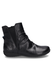 La bottine noire est en cuir brillant et possède une fermeture éclair pratique sur le côté. La chaussure a une surface lisse et des détails légèrement froncés qui lui donnent une touche élégante.