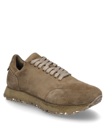 Zapatilla marrón de ante con cordones beige y detalles de costura en el talón. La suela de color marrón claro con perfil texturizado ofrece buen agarre y complementa el diseño discreto.