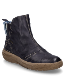 La bota mostrada está hecha de cuero negro con costuras en contraste y un cierre lateral de cremallera. La caña está forrada con un textil azul y blanco con un patrón que proporciona comodidad adicional.