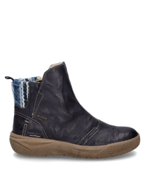 La bota mostrada está hecha de cuero negro con costuras en contraste y un cierre lateral de cremallera. La caña está forrada con un textil azul y blanco con un patrón que proporciona comodidad adicional.