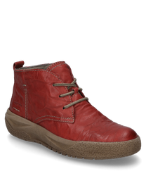 Botín rojo de cuero con cordones suela robusta de perfil beige y ajuste cómodo. El zapato presenta costuras decorativas sutiles y es ideal para una apariencia casual pero elegante.