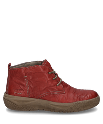 Botín rojo de cuero con cordones suela robusta de perfil beige y ajuste cómodo. El zapato presenta costuras decorativas sutiles y es ideal para una apariencia casual pero elegante.