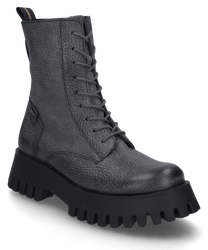 Grauer Lederstiefel mit robuster Schnürung und markanter dicker Sohle. Der Stiefel besticht durch seine grob strukturierte Oberfläche und bietet einen modernen urbanen Look.