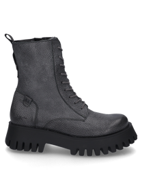 Grauer Lederstiefel mit robuster Schnürung und markanter dicker Sohle. Der Stiefel besticht durch seine grob strukturierte Oberfläche und bietet einen modernen urbanen Look.