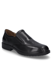 Un elegante mocasín negro de cuero liso con un elástico lateral para poner y quitar fácilmente. El zapato tiene una costura discreta y una suela simple y antideslizante.