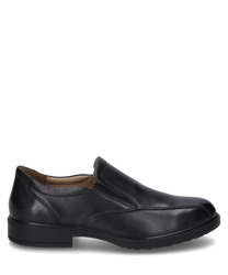 Un elegante mocasín negro de cuero liso con un elástico lateral para poner y quitar fácilmente. El zapato tiene una costura discreta y una suela simple y antideslizante.