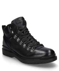Die schwarze Stiefelette aus Leder ist mit einer robusten Schnürung und silbernen Ösen ausgestattet. Der Schuh bietet einen modernen Look mit einer leicht profilierten Sohle für zusätzlichen Halt.