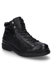 Die schwarze Stiefelette aus Leder verfügt über eine Schnürung und metallene Ösen. Der Schuh hat eine robuste profilierte Sohle und einen leicht gepolsterten Schaft für zusätzlichen Komfort.