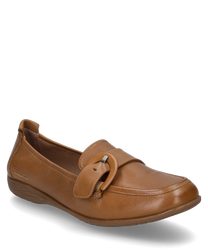 Bailarina elegante de cuero marrón con hebilla decorativa como cierre. El zapato ofrece una suela plana y un diseño minimalista perfecto para el día a día.