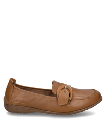 Bailarina elegante de cuero marrón con hebilla decorativa como cierre. El zapato ofrece una suela plana y un diseño minimalista perfecto para el día a día.
