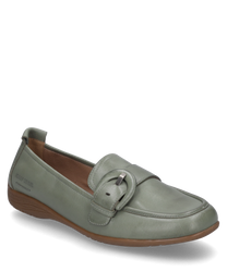 Ballerine élégante en cuir lisse vert avec une boucle marquante comme fermeture. La semelle marron apporte un confort et un style supplémentaires à la chaussure.