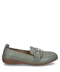 Ballerine élégante en cuir lisse vert avec une boucle marquante comme fermeture. La semelle marron apporte un confort et un style supplémentaires à la chaussure.