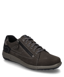 La chaussure basse est fabriquée en cuir marron avec des accents noirs et dispose d'un laçage ainsi qu'une fermeture éclair latérale. La semelle robuste offre confort et durabilité et les coutures fines donnent à la chaussure un look moderne.