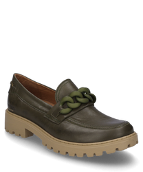 Chaussure basse en vert olive avec fermeture à élastique et chaîne distinctive sur le cou-de-pied. La chaussure a une semelle robuste beige et est fabriquée en cuir lisse avec une finition de haute qualité.