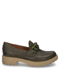 Chaussure basse en vert olive avec fermeture à élastique et chaîne distinctive sur le cou-de-pied. La chaussure a une semelle robuste beige et est fabriquée en cuir lisse avec une finition de haute qualité.