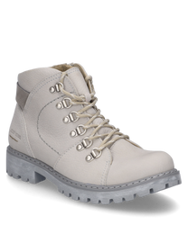 La bota gris claro está hecha de cuero de alta calidad y cuenta con un robusto sistema de cordones. Se caracteriza por una suela con protuberancias y costuras decorativas discretas.